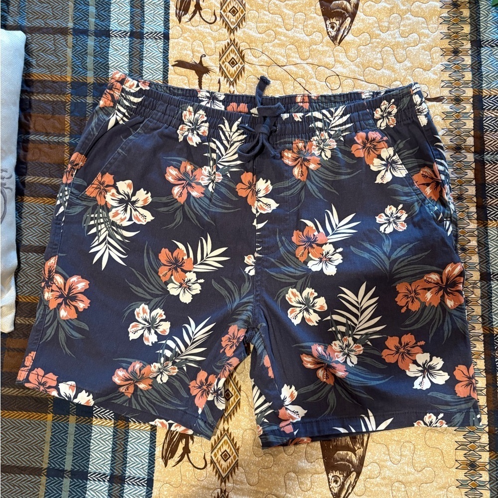 Jachs men's shorts floral pattern and a drawstring waist Size L